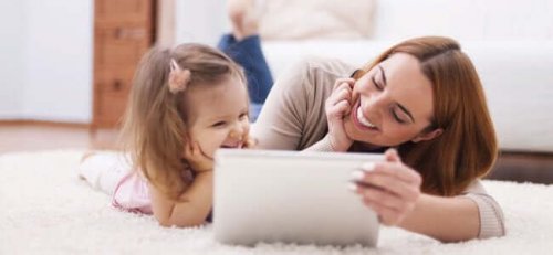 Anne ve kızı tablete bakıyor