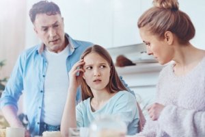 Anne ve baba çocuklarıyla dürüstlük konusunu konuşuyor