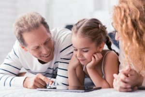 Anne ve baba kızlarının eğitimine yardım ediyor