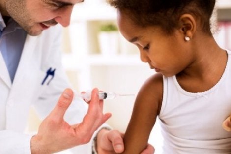 Çocuklara aşı yapan doktor