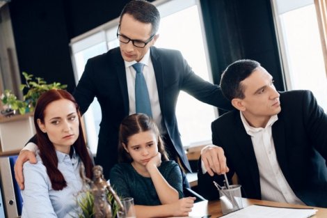 Avukatın odasında mutsuz aile