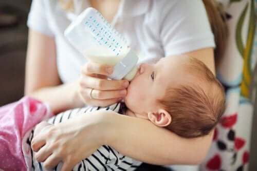 Bebekler İçin Özel Mama Sütü: Bilmeniz Gerekenler