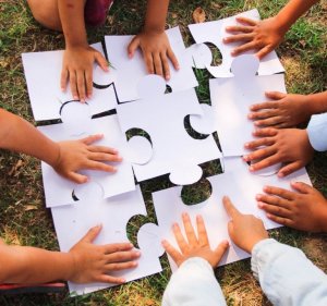 Çocuklar birlikte puzzle yapıyor