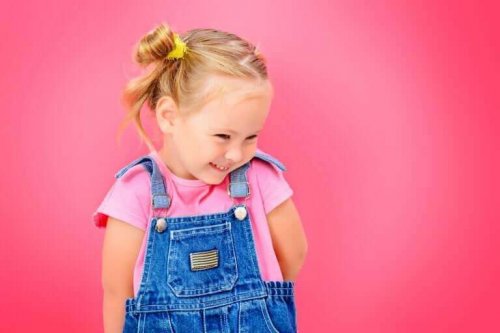 Ufak kız gülümsüyor