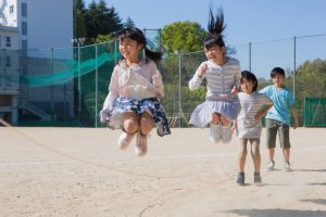 İp atlayan çocuklar