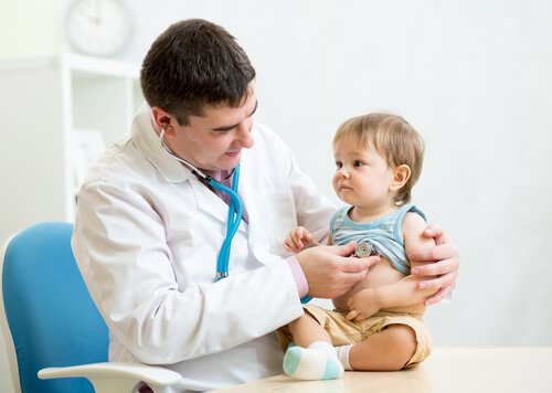 Doktor kontrolünde bebek