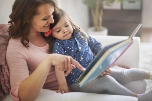 kızıyla beraber kitap okuyan anne