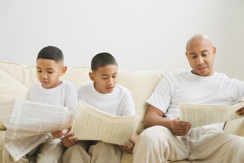 gazete okuyan baba ve çocukları