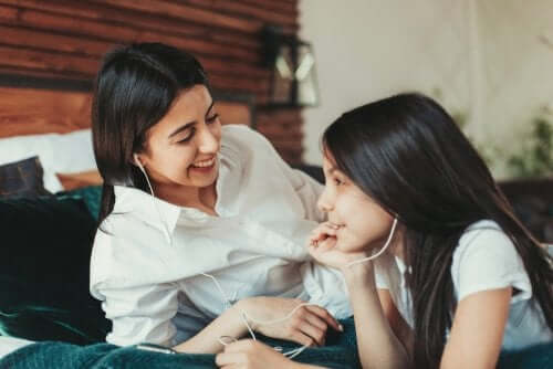 Anne kız şarkı dinliyor