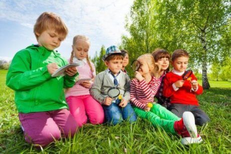 bahçede oynayan çocuklar