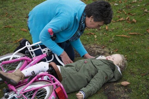 Bisikletten düşen kıza ilk yardım uygulayan büyükanne