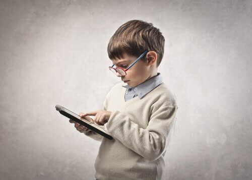 Tablet kullanan çocuk
