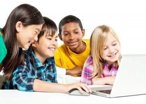 Çocuklar bilgisayara bakıyor