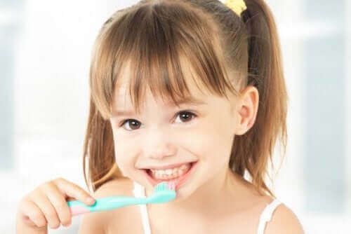 dişlerini fırçalayan küçük kız