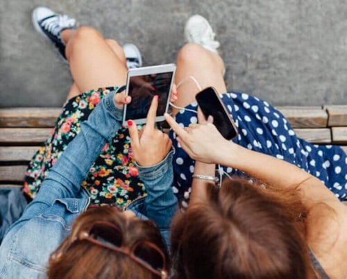 Kızlar akıllı telefonlara bakıyor