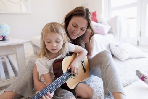 gitar çalan anne kız