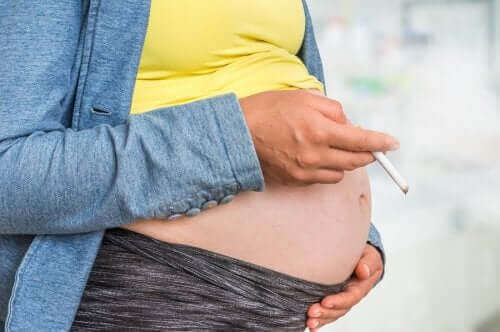 elinde sigara tutan hamile kadın