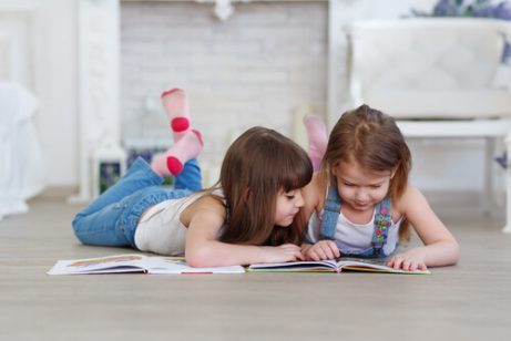 kitap okuyan çocuklar