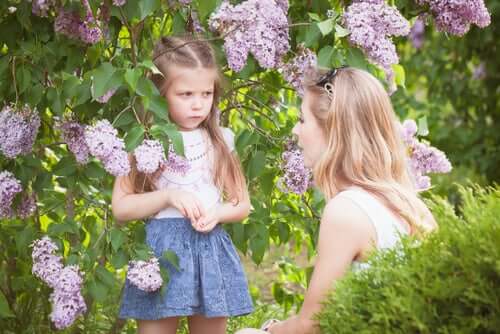 Kızgın çocuk ve annesi çiçek bahçesinde
