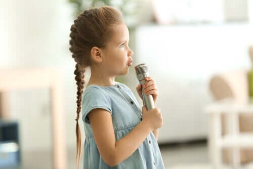 mikrofona konuşan kız çocuğu