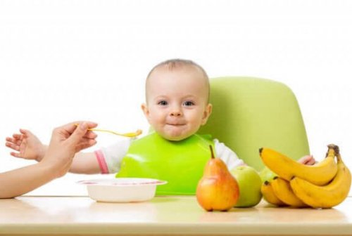 Bebek kaşıktan meyve maması yiyor