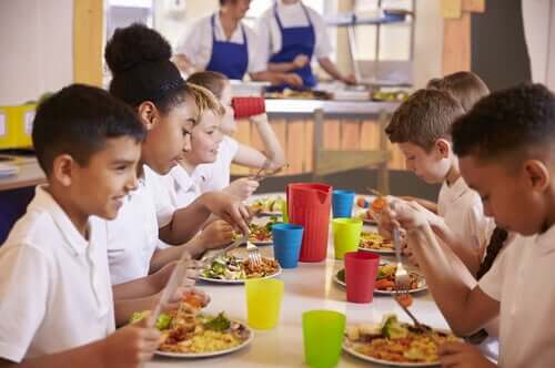 Okulda yemek ve çocuklar