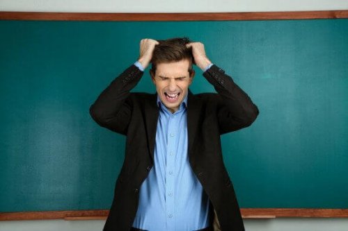 Tahtanın önünde kızgın öğretmen