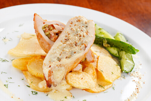 soslu ve patatesli tavuk