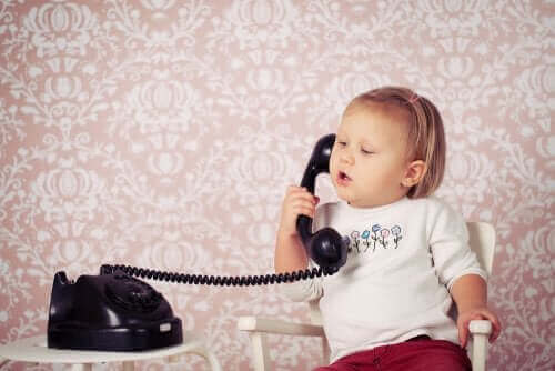 Siyah ahizeli telefonda konuşan bebek