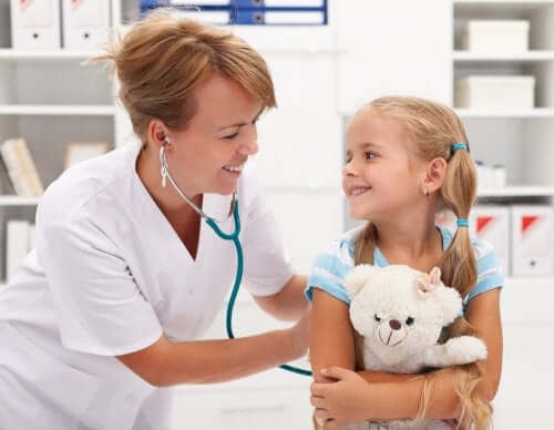 ayısına sarılmış kız doktor muayenesinde