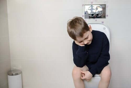 tuvalette oturan çocuk