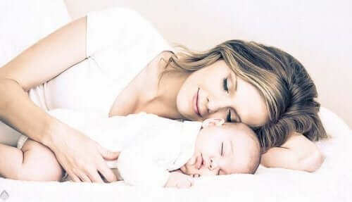 Anne ve bebek birlikte uyuyor
