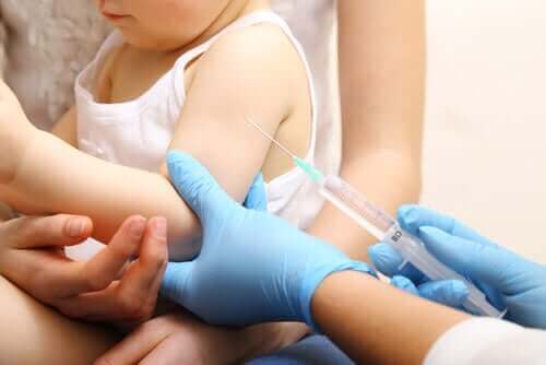 Koluna aşı yapılan çocuk