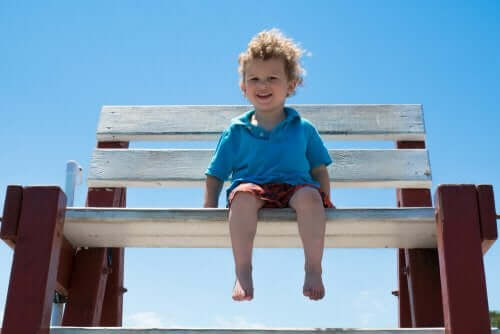 bankta çığlak ayak oturan çocuk