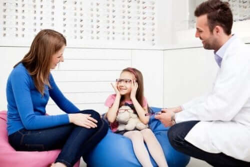 Doktor, anne ve gözlük takan çocuk