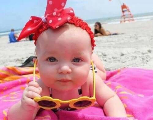 Güneş gözlüklü bebek