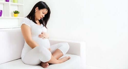 Hamile kadın oturuyor