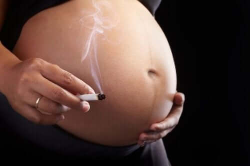 Hamile kadın sigara içiyor
