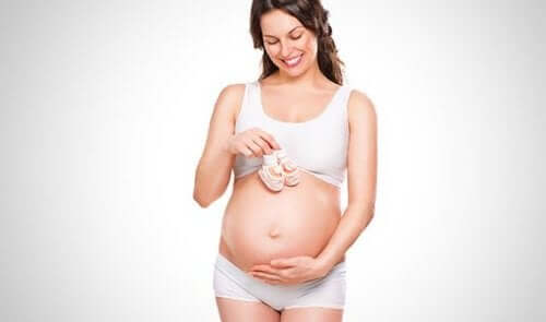 Hamile kadın ve bebek patiği