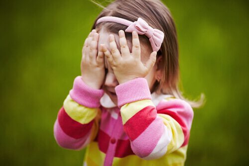 çocukluk korkusu nedeniyle ağlayan kız