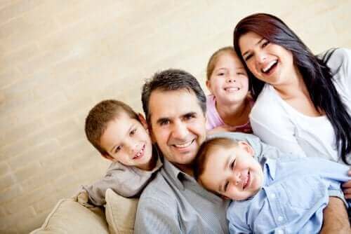 Üvey aile ve anlaşan mutlu çocuklar