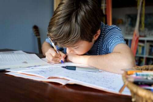 Çocuğunuzun Ödev Yapması İçin Düzgün Bir Alan Yaratın