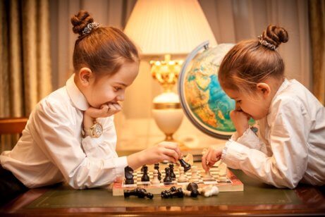 satranç oynayan çocuklar