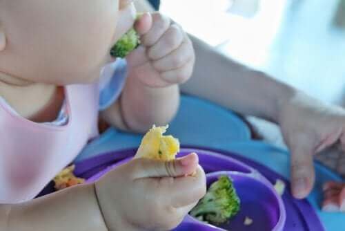 Bebeği sütten kesmek ve katı gıda yemesi