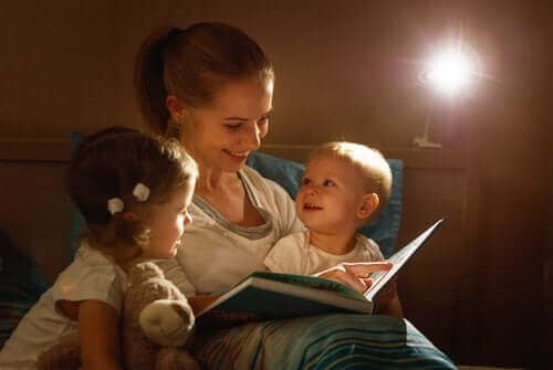 çocuklarına kitap okuyan anne
