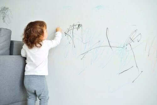 duvarları boyayan çocuk