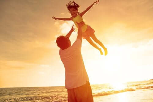 Baba mutlu çocuğunu havaya kaldırıyor