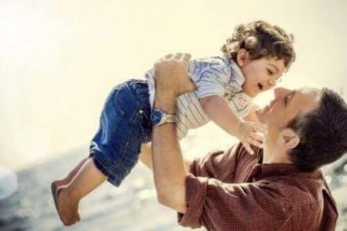 Orada Olmayan Baba Değil, Çocuklarının Yanında Olan Bir Baba Olun