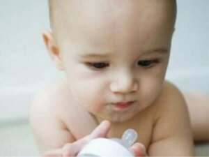 Biberona bakan bir çocuk