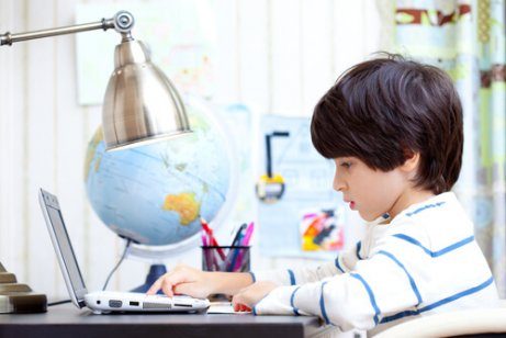 Laptopta ders calisan cocuk
